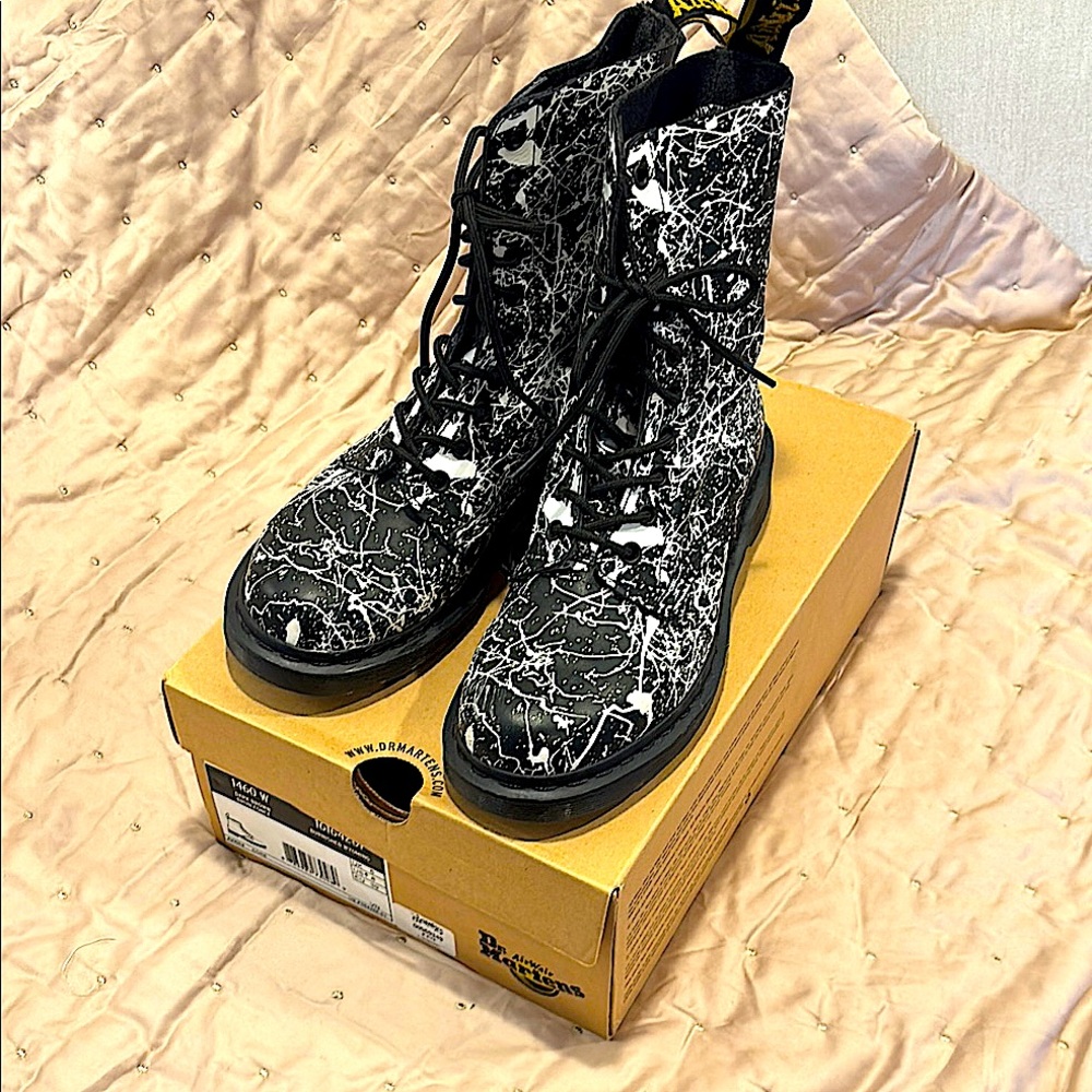 White on black swirl 8 eyelet, perfect,  size 39 or 8, Doc Martens leather booy
